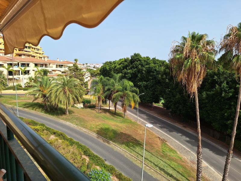 Amplio piso con gran terraza y 2 plazas de aparcamiento en Torrequebrada