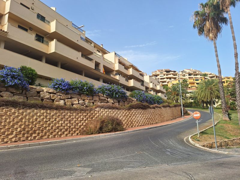 Amplio piso con gran terraza y 2 plazas de aparcamiento en Torrequebrada