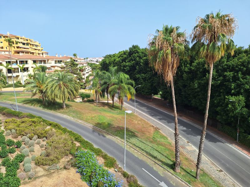 Amplio piso con gran terraza y 2 plazas de aparcamiento en Torrequebrada